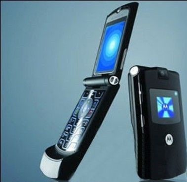 2004年，金属机身超薄翻盖手机V3发布