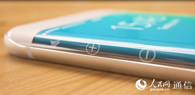 ����ĳ�Ƽ���վ����ع�һ��iPhone��Ƹ���ͼ�����������۵���Ļ�ǳ��𺳡�����˵������ֻ�����Ͽ���������������Galaxy S7 Edge����ƻ��Home��֮������ӣ������˲���˼����ǣ��ֻ���Ļ�����������Σ�һ��˲��Ŵ�N��������iPad��