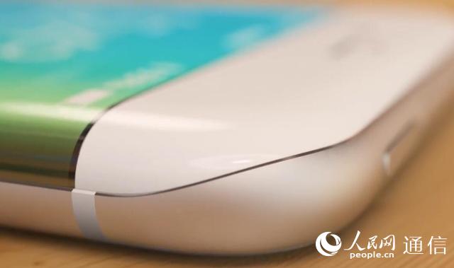 ����ĳ�Ƽ���վ����ع�һ��iPhone��Ƹ���ͼ�����������۵���Ļ�ǳ��𺳡�����˵������ֻ�����Ͽ���������������Galaxy S7 Edge����ƻ��Home��֮������ӣ������˲���˼����ǣ��ֻ���Ļ�����������Σ�һ��˲��Ŵ�N��������iPad��