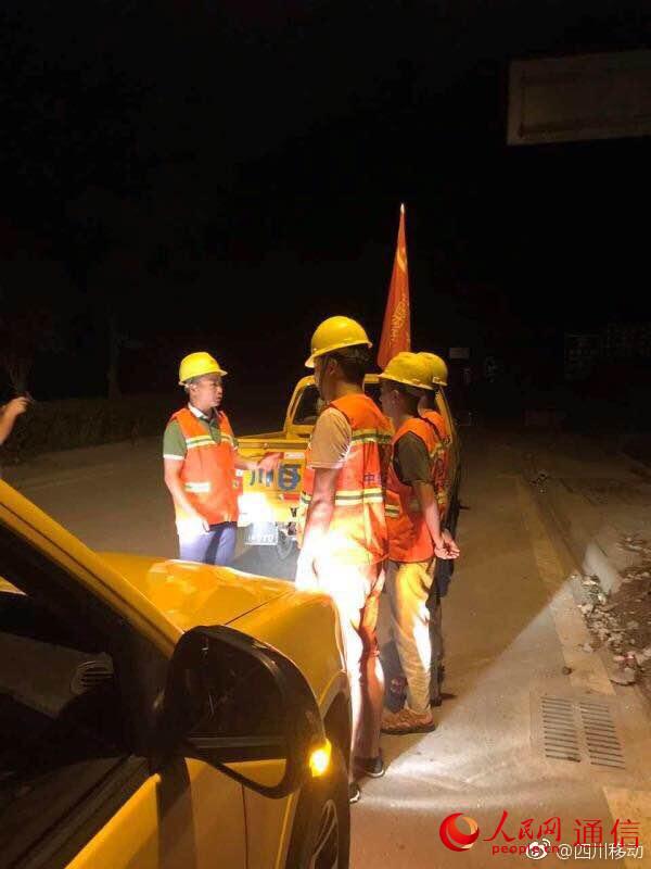 中國移動搶險人員在震區現場救援