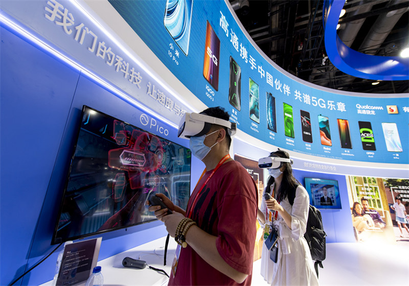 9月5日，在服貿會綜合展區的高通展台，參觀者正在體驗VR游戲。（人民網記者 翁奇羽 攝）